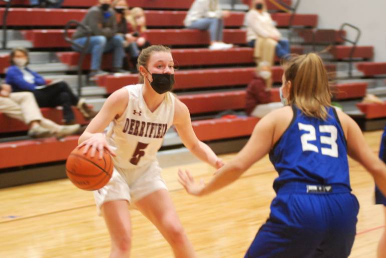 Emmy Plage dribbling against an Epping defender.