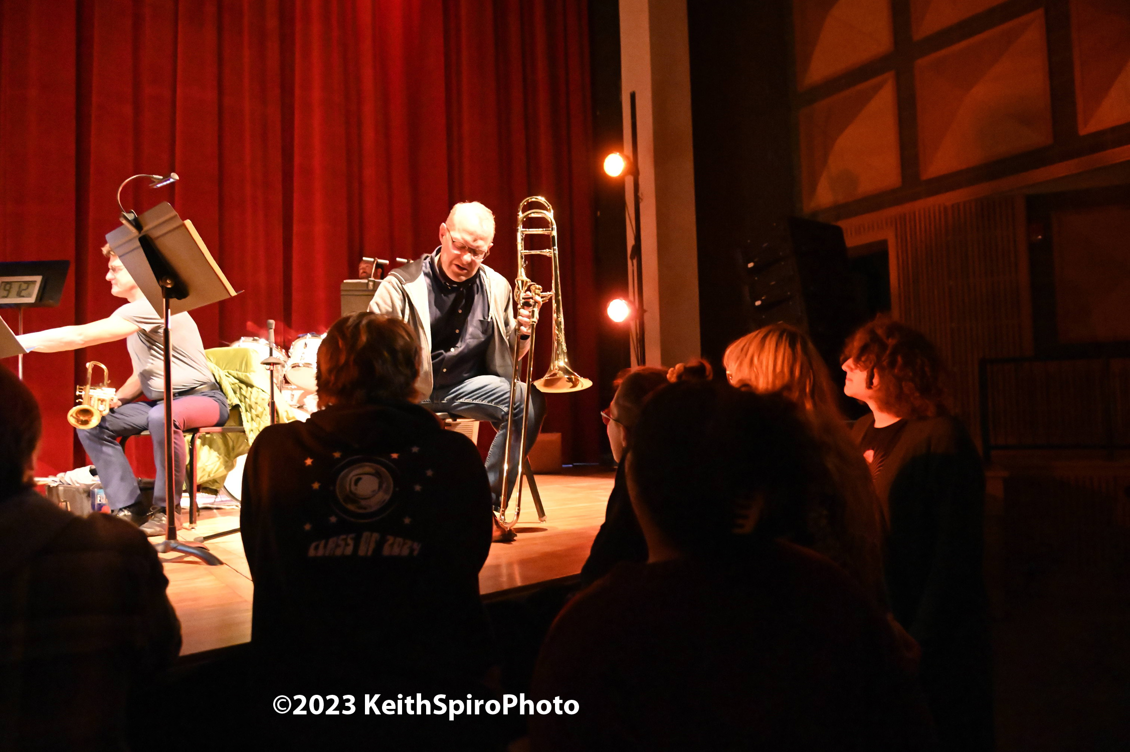 musician onstage speaking with a group of Pinkerton Academy music students. Keith Spiro Photo.