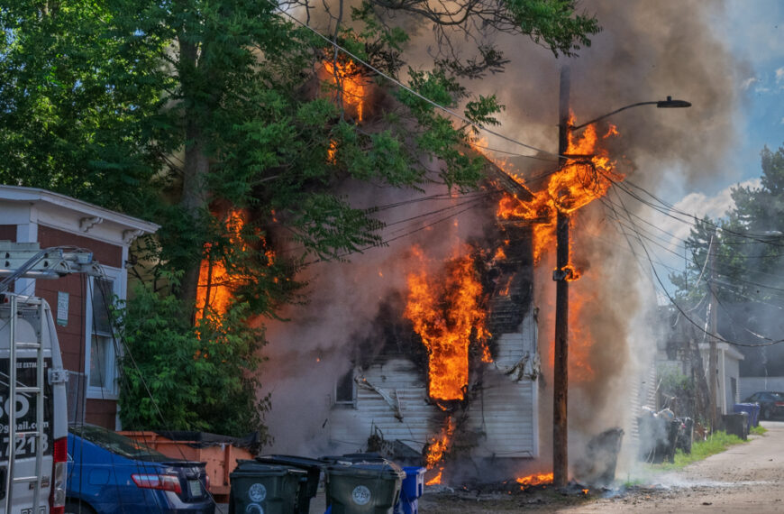 Merrimack Street fire displaces 4 people